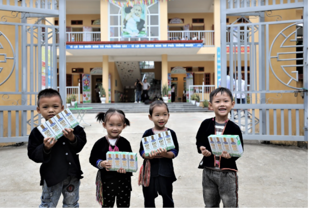 H&igrave;nh 4A-4B-4C: Gần nửa triệu em nhỏ tại c&aacute;c m&aacute;i ấm, trung t&acirc;m bảo trợ x&atilde; hội&hellip; đ&atilde; được thụ hưởng chương tr&igrave;nh Quỹ sữa Vươn cao Việt Nam suốt 15 năm qua. &nbsp;