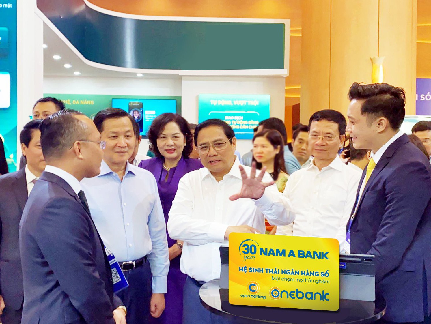 Thủ tướng Phạm Minh Ch&iacute;nh tham quan hệ sinh th&aacute;i ng&acirc;n h&agrave;ng số của Nam A Bank. &nbsp; &nbsp;