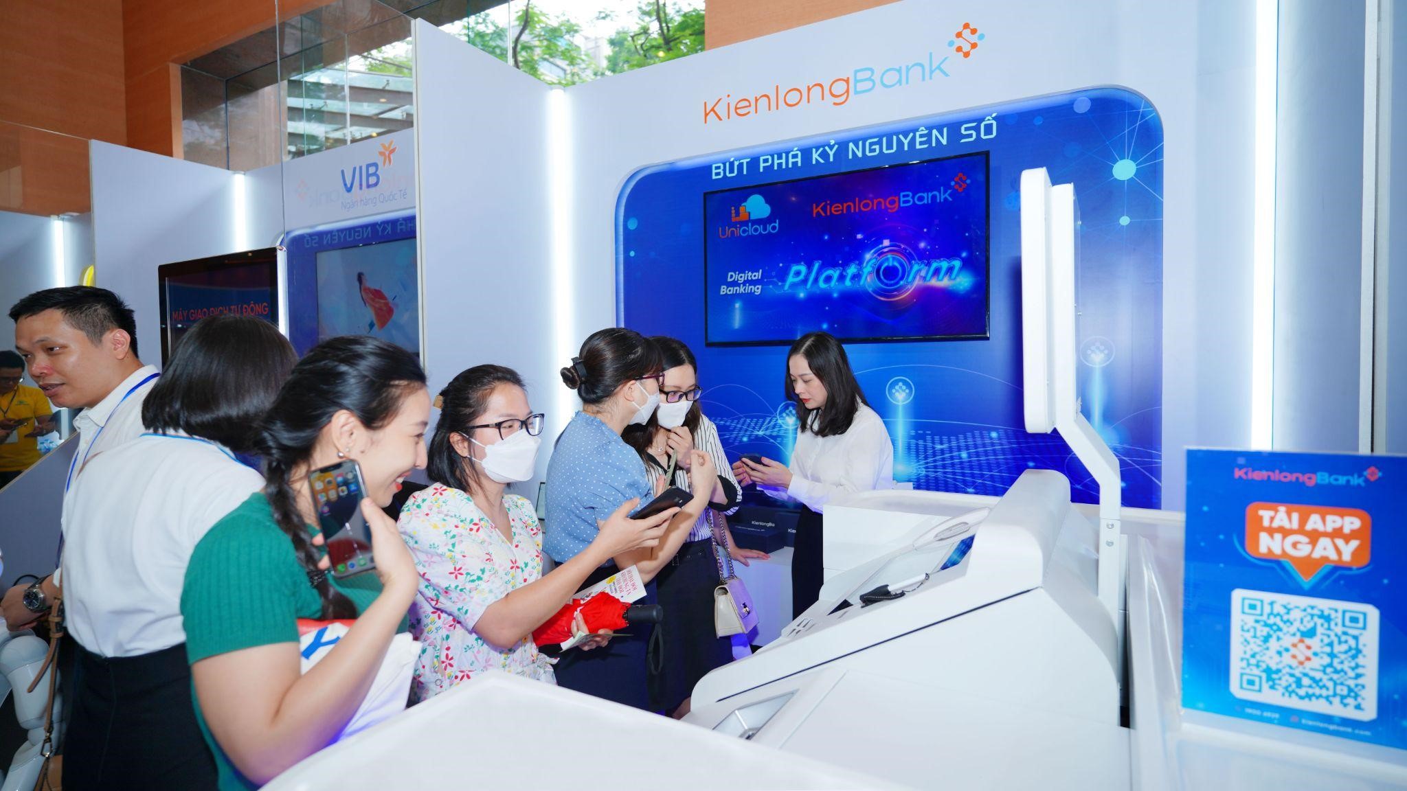 Hệ thống m&aacute;y STM được đ&oacute;n nhận tại Ng&agrave;y Chuyển đổi số ng&agrave;nh Ng&acirc;n h&agrave;ng &nbsp;