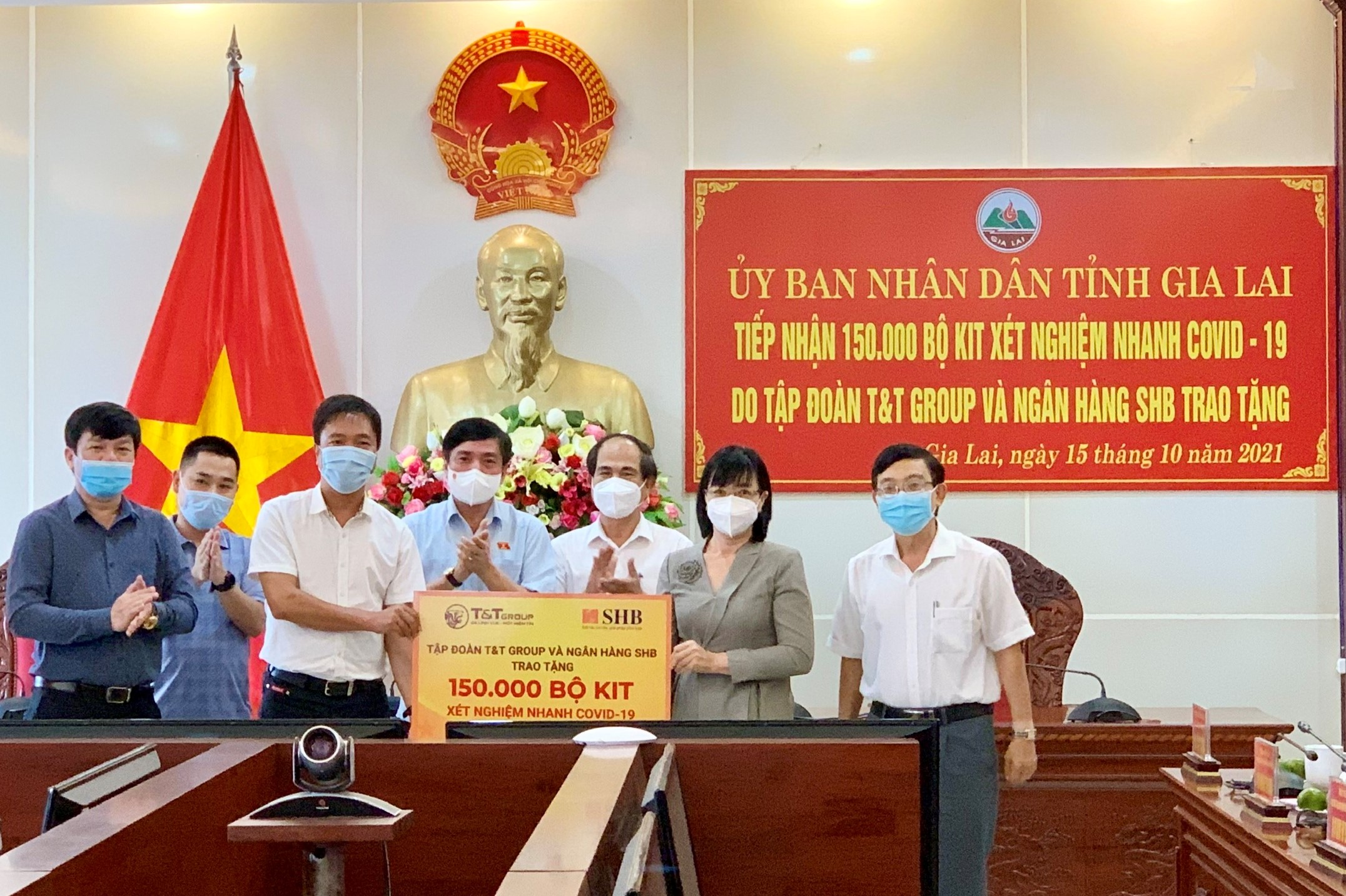 Đại diện Tập đo&agrave;n T&amp;T Group v&agrave; Ng&acirc;n h&agrave;ng SHB trao tặng 150.000 bộ kit x&eacute;t nghiệm nhanh COVID-19 cho đại diện l&atilde;nh đạo tỉnh Gia Lai.