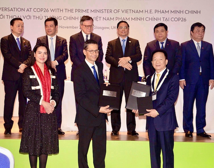 &Ocirc;ng Đỗ Quang Hiển, Chủ tịch HĐQT ki&ecirc;m Tổng Gi&aacute;m đốc Tập đo&agrave;n T&amp;T Group v&agrave; &ocirc;ng Patrick Lee, Chủ tịch Standard Chartered Việt Nam, Gi&aacute;m đốc Standard Chartered Singapore v&agrave; thị trường ASEAN trao bi&ecirc;n bản ghi nhớ&nbsp; t&agrave;i trợ vốn 6 tỷ USD cho c&aacute;c dự &aacute;n xanh của T&amp;T Group - Ảnh Ch&iacute; Hiếu