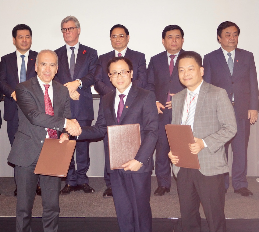 Đại diện T&amp;T Pharma, Trường Đại học Y H&agrave; Nội v&agrave; Tập đo&agrave;n HIPRA (T&acirc;y Ban Nha) trao thỏa thuận hợp t&aacute;c x&acirc;y dựng Trung t&acirc;m nghi&ecirc;n cứu vắc xin tại Việt Nam v&agrave; hợp t&aacute;c đ&agrave;o tạo nguồn nh&acirc;n lực - Ảnh Ch&iacute; Hiếu