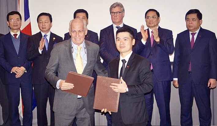 &Ocirc;ng Đỗ Vinh Quang, Th&agrave;nh vi&ecirc;n HĐQT Tập đo&agrave;n T&amp;T Group v&agrave; đại diện Formula E Operations (Anh) trao thỏa thuận hợp t&aacute;c nghi&ecirc;n cứu v&agrave; khảo s&aacute;t việc triển khai chương tr&igrave;nh đua c&ocirc;ng thức 1 bằng xe điện.