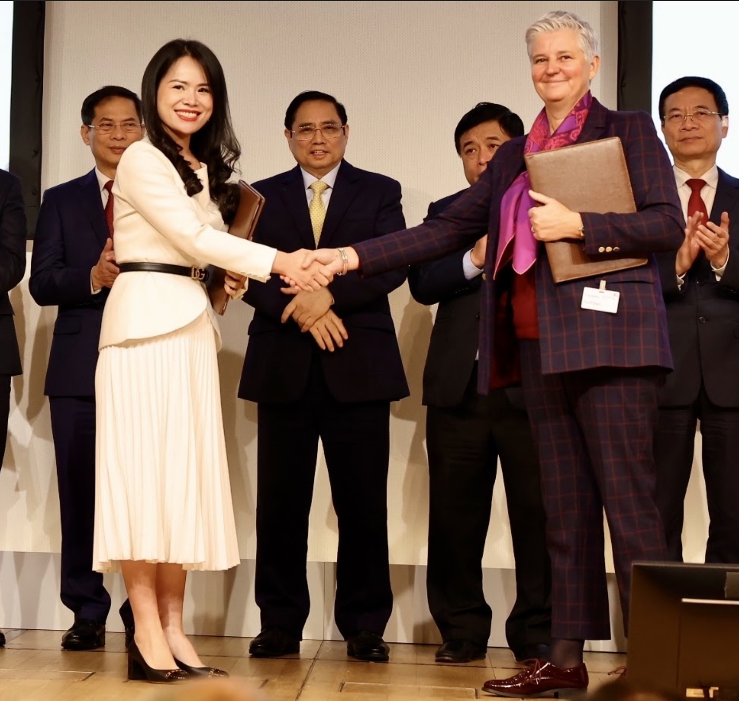 B&agrave; Nguyễn Thị Thanh B&igrave;nh, Ph&oacute; Tổng Gi&aacute;m đốc Tập đo&agrave;n T&amp;T Group v&agrave; đại diện Tập đo&agrave;n Total Eren (Cộng h&ograve;a Ph&aacute;p) trao bi&ecirc;n bản ghi nhớ hợp t&aacute;c trong lĩnh vực năng lượng t&aacute;i tạo.