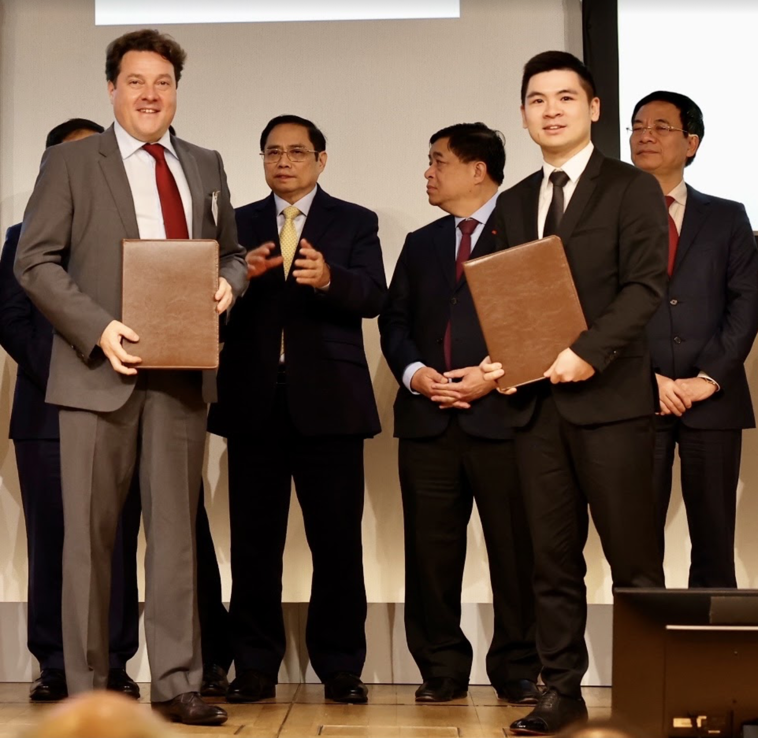 &Ocirc;ng Đỗ Vinh Quang, Th&agrave;nh vi&ecirc;n Hội đồng quản trị Tập đo&agrave;n T&amp;T Group v&agrave; đại diện Học viện Normandie (Cộng h&ograve;a Ph&aacute;p) trao bi&ecirc;n bản ghi nhớ hợp t&aacute;c tư vấn x&acirc;y dựng c&aacute;c m&ocirc; h&igrave;nh gi&aacute;o dục quốc tế chất lượng cao