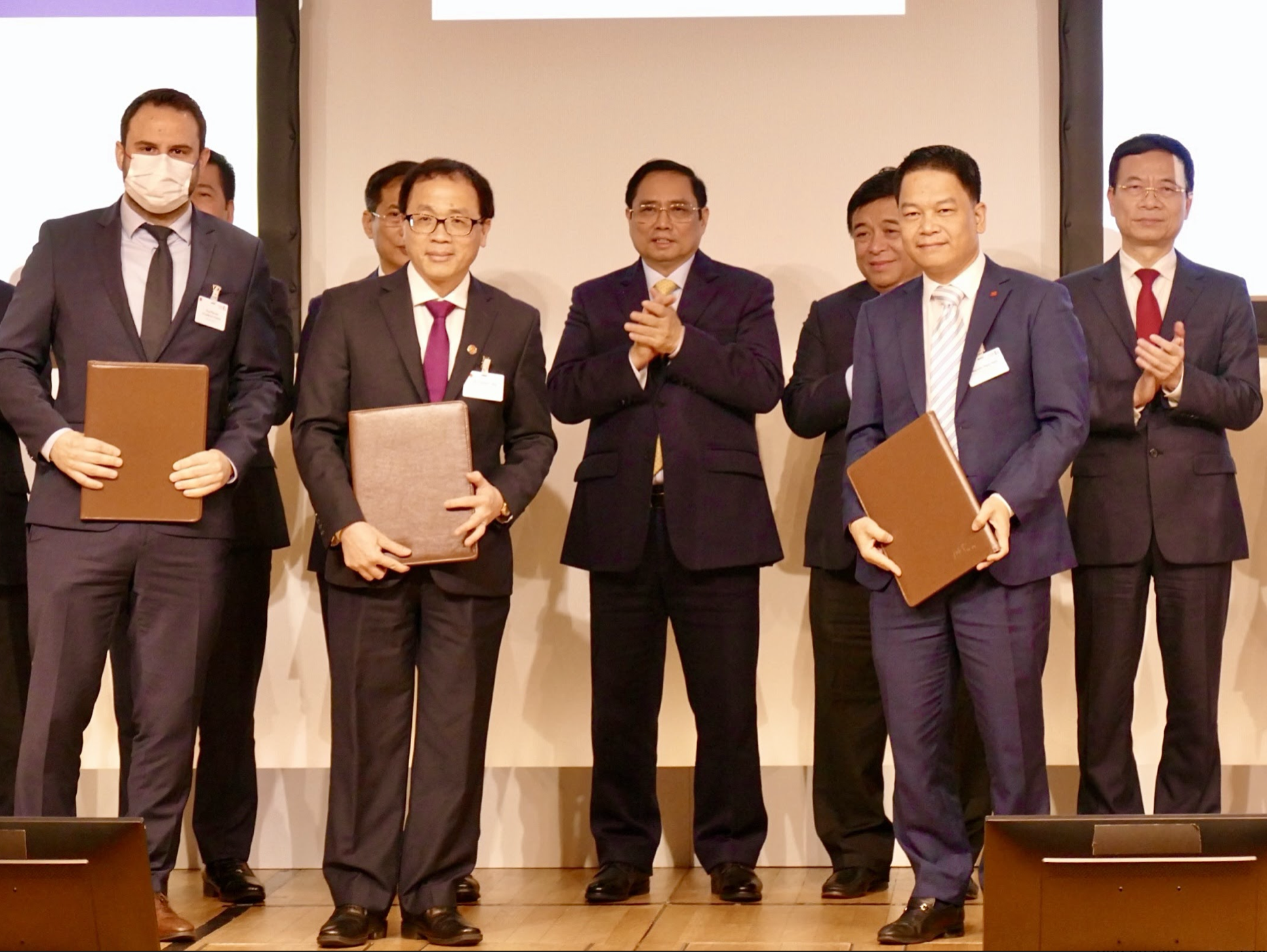 &Ocirc;ng Nguyễn Ngọc Nghị, Th&agrave;nh vi&ecirc;n Hội đồng quản trị T&amp;T Pharma v&agrave; đại diện Tập đo&agrave;n NG Biotech (Cộng h&ograve;a Ph&aacute;p) &amp; đại diện Đại học Y H&agrave; Nội trao bi&ecirc;n bản ghi nhớ hợp t&aacute;c nghi&ecirc;n cứu ph&aacute;t triển v&agrave; chuyển giao c&ocirc;ng nghệ sản xuất 175 loại test nhanh cho Việt Nam.