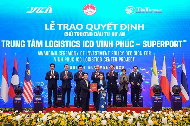 &nbsp;B&agrave; Ho&agrave;ng Thị Th&uacute;y Lan, B&iacute; thư Tỉnh ủy Vĩnh Ph&uacute;c trao quyết định chủ trương đầu tư dự &aacute;n Trung t&acirc;m Logistics ICD Vĩnh Ph&uacute;c (SuperPortTM) cho &ocirc;ng Đỗ Quang Hiển - đại diện Li&ecirc;n danh Tập đo&agrave;n T&amp;T Group - YCH Group - YCH Holdings