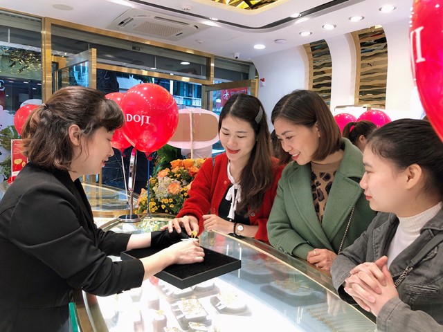 Kh&ocirc;ng kh&iacute; mua sắm s&ocirc;i động trong ng&agrave;y đầu khai trương của Trung t&acirc;m DOJI Gold Nguyễn Hữu Hu&acirc;n. &nbsp;