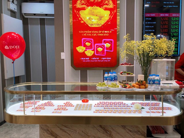 Một số sản phẩm nổi bật phải kể đến như V&agrave;ng &eacute;p vỉ &Acirc;u V&agrave;ng Ph&uacute;c Long &ndash; sản phẩm quốc d&acirc;n nổi tiếng của DOJI. &nbsp;