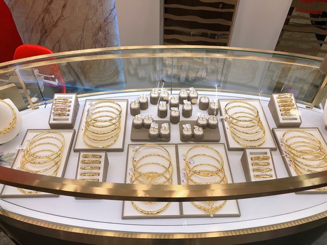 Đầu tư kĩ lưỡng c&aacute;c kh&acirc;u, li&ecirc;n tục cải tiến mẫu m&atilde; v&agrave; chất lượng, c&aacute;c sản phẩm Trang sức V&agrave;ng 24K c&ocirc;ng nghệ 3D được b&agrave;y b&aacute;n tại DOJI Gold Nguyễn Hữu Hu&acirc;n trẻ trung, hiện đại &ndash; l&agrave; lựa chọn của nhiều kh&aacute;ch h&agrave;ng để ho&agrave;n thiện phong c&aacute;ch thời trang của m&igrave;nh, hoặc l&agrave; qu&agrave; tặng trong c&aacute;c dịp đặc biệt như ăn hỏi, ng&agrave;y cưới&hellip; &nbsp;