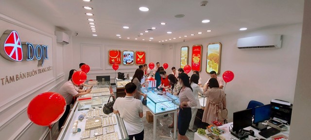 Giao dịch s&ocirc;i động tại Khu vực B&aacute;n bu&ocirc;n Trang sức cao cấp (Nhẫn cưới) tại Tầng 2 của Trung t&acirc;m DOJI Gold Nguyễn Hữu Hu&acirc;n. &nbsp;