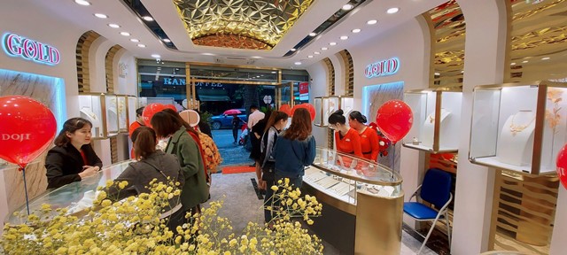 Kh&ocirc;ng gian hiện đại của DOJI Gold Nguyễn Hữu Hu&acirc;n l&agrave; chất x&uacute;c t&aacute;c tuyệt vời cho trải nghiệm mua sắm của mọi kh&aacute;ch h&agrave;ng. &nbsp;