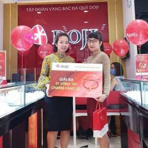 Vị kh&aacute;ch may mắn trong ng&agrave;y khai trương Trung t&acirc;m V&agrave;ng bạc Trang sức DOJI Th&aacute;i H&agrave; tại 114 Th&aacute;i H&agrave;, Quận Đống Đa, H&agrave; Nội &nbsp;