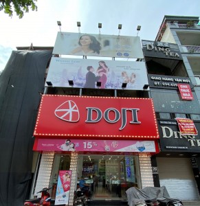 Tương tự h&agrave;ng loạt trung t&acirc;m kh&aacute;c của DOJI tr&ecirc;n khắp 3 miền Bắc &ndash; Trung &ndash; Nam, Trung t&acirc;m V&agrave;ng bạc Trang sức DOJI T&acirc;n Mai tại 22 T&acirc;n Mai, Quận Ho&agrave;ng Mai, H&agrave; Nội hiện diện tại vị tr&iacute; trung t&acirc;m, nổi bật c&ugrave;ng sắc đỏ của niềm tin v&agrave; nhiệt huyết &nbsp;