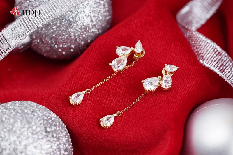 Trang sức v&agrave;ng gắn đ&aacute; Swarovski l&agrave; m&oacute;n qu&agrave; đốn tim của mọi c&ocirc; g&aacute;i trong dịp Gi&aacute;ng sinh, đ&oacute;n năm mới. &nbsp;