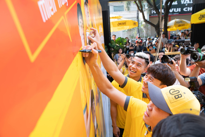 C&aacute;c cầu thủ HAGL c&ugrave;ng ghi lời c ... vượt b&atilde;o ủng hộ miền Trung