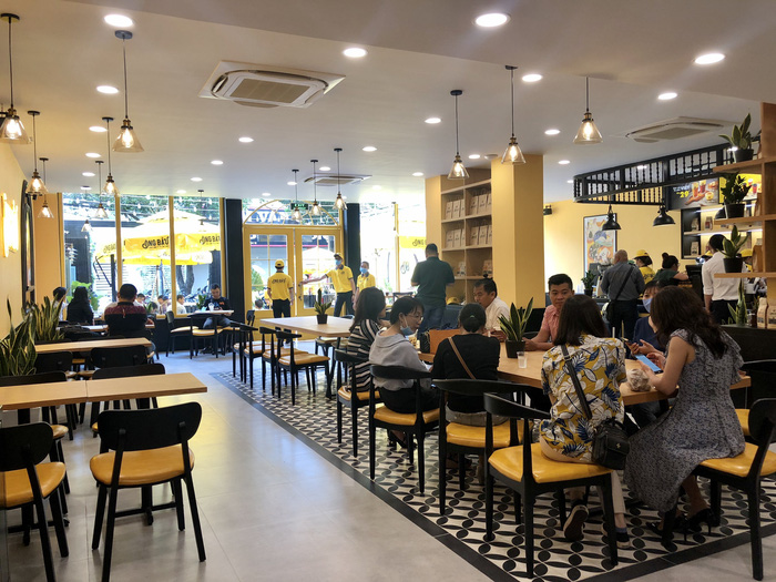 Kh&ocirc;ng gian b&ecirc;n trong qu&aacute;n c&agrave; ph&ecirc; flagship &Ocirc;ng Bầu đầu ti&ecirc;n