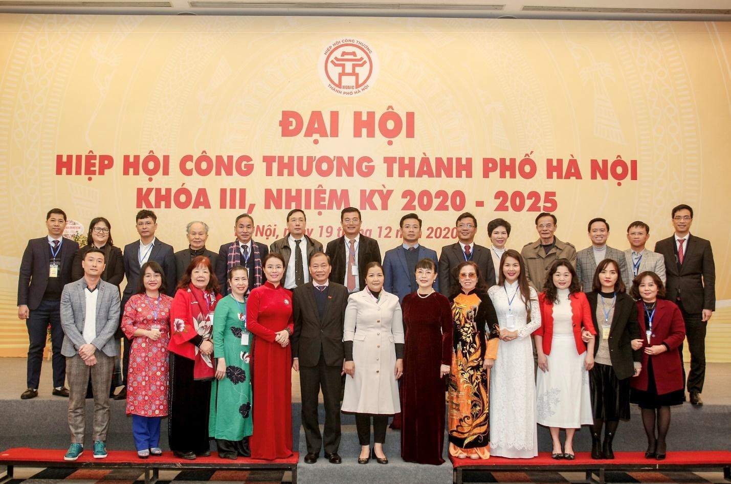 Ban Chấp h&agrave;nh Hiệp hội C&ocirc;ng thương Th&agrave;nh phố H&agrave; Nội kh&oacute;a III chụp ảnh c&ugrave;ng đại biểu kh&aacute;ch mời