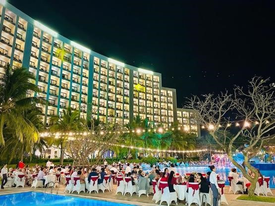 C&ograve;n tại Vinpearl Nam Hội An, đại tiệc countdown Cosmos Elegance Night đ&atilde; đưa du kh&aacute;ch bước v&agrave;o chuyến h&agrave;nh tr&igrave;nh xuy&ecirc;n kh&ocirc;ng giữa miền di sản, chu du trở về với đ&ecirc;m giao thừa truyền thống của một phố Hội xưa v&agrave; m&agrave;n ph&aacute;o hoa nghệ thuật huyền ảo. Trong khi đ&oacute;, h&agrave;ng ng&agrave;n du kh&aacute;ch tham dự dạ tiệc Starry Night by the Bay tại Vinpearl Resort &amp; Spa Hạ Long cũng được đắm ch&igrave;m trong vẻ đẹp của những đo&aacute; hoa &aacute;nh s&aacute;ng rực rỡ v&agrave; n&acirc;ng ly&nbsp;ch&uacute;c&nbsp;mừng khoảnh khắc chuyển giao năm cũ - mới&nbsp;đầy &yacute; nghĩa trước phong cảnh kỳ vĩ của &ldquo;vịnh biển kỳ quan&rdquo;. &nbsp;