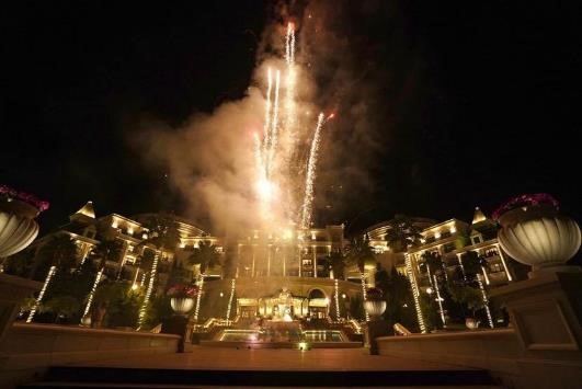 Kh&ocirc;ng chỉ l&agrave; tọa độ countdown hot bậc nhất với c&aacute;c m&agrave;n lễ hội ho&agrave;nh tr&aacute;ng, đỉnh cao với lượng người tham gia kỷ lục, &ldquo;Vũ trụ Vin&rdquo; c&ograve;n l&agrave; điểm đến &ldquo;all-in-one&rdquo; với mu&ocirc;n v&agrave;n trải nghiệm mua sắm, vui chơi, nghỉ dưỡng độc đ&aacute;o xuy&ecirc;n suốt kỳ nghỉ lễ. &nbsp;