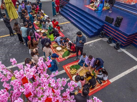 Tại tổ hợp mua sắm - dịch vụ - ẩm thực Center Point (Vinhomes Ocean Park 2), trong những ng&agrave;y cuối năm v&agrave; đầu năm mới, lễ hội &ldquo;Phố xu&acirc;n mới - Tết t&acirc;n thời&rdquo; cũng thu h&uacute;t hơn 3.000 cư d&acirc;n v&agrave; du kh&aacute;ch với c&aacute;c hoạt động Tết 3 miền. &nbsp;