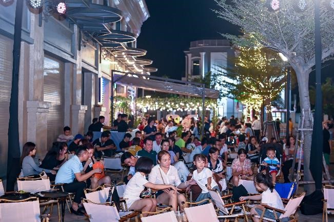 Tại miền Nam, ngay từ trước kỳ nghỉ lễ,, Vinhomes Grand Park (TP. Thủ Đức) cũng tổ chức sự kiện đ&oacute;n ch&agrave;o năm mới 2024 với chủ đề "Sparkling Night" tr&ecirc;n tuyến phố thương mại Broadway với c&aacute;c hoạt động đặc sắc. &ldquo;Từ khi trở th&agrave;nh cư d&acirc;n Vinhomes Grand Park, gia đ&igrave;nh t&ocirc;i kh&ocirc;ng phải di chuyển v&agrave;o trung t&acirc;m để tham gia lễ hội countdown nữa bởi kh&ocirc;ng kh&iacute; lễ hội ngay tại đại đ&ocirc; thị cũng kh&ocirc;ng hề thua k&eacute;m bất kỳ một lễ hội countdown ho&agrave;nh tr&aacute;ng n&agrave;o&rdquo;, chị Diệu Anh, cư d&acirc;n Vinhomes Grand Park, trầm trồ. &nbsp;