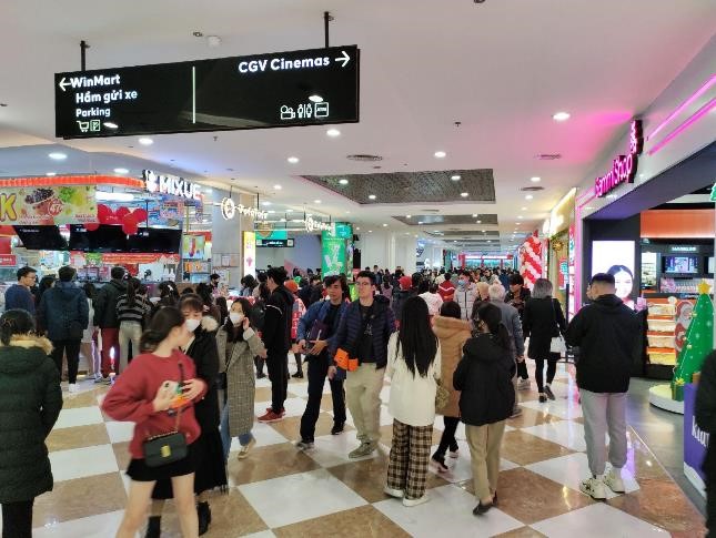 &ldquo;Vũ trụ mua sắm - vui chơi - giải tr&iacute;&rdquo; Vincom tr&ecirc;n khắp cả nước cũng kh&ocirc;ng nằm ngo&agrave;i danh s&aacute;ch c&aacute;c tọa độ &ldquo;phải đến&rdquo; m&ugrave;a lễ hội. Xuy&ecirc;n suốt kỳ nghỉ lễ, hệ thống TTTM Vincom từ Bắc v&agrave;o Nam đ&oacute;n h&agrave;ng trăm ngh&igrave;n người d&acirc;n v&agrave; du kh&aacute;ch đến vui chơi, mua sắm, rinh về h&agrave;ng ng&agrave;n ưu đ&atilde;i v&agrave; c&aacute;c phần qu&agrave; si&ecirc;u hấp dẫn. &nbsp;