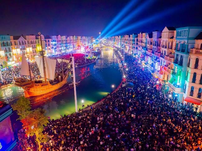 Lễ hội countdown 2024 tại Grand World H&agrave; Nội được tổ chức lần đầu ti&ecirc;n đ&atilde; g&acirc;y &ldquo;b&atilde;o mạng&rdquo; v&agrave; trở th&agrave;nh một trong những điểm đ&oacute;n năm mới hot bậc nhất cả nước. Hơn 400 gian h&agrave;ng hoạt động hết c&ocirc;ng suất để phục vụ &ldquo;biển người&rdquo; kh&ocirc;ng ngừng gia tăng. &ldquo;Thực sự cho&aacute;ng ngợp khi được trải nghiệm kh&ocirc;ng kh&iacute; countdown ho&agrave;nh tr&aacute;ng v&agrave; b&ugrave;ng nổ kh&ocirc;ng k&eacute;m c&aacute;c si&ecirc;u điểm đến tr&ecirc;n thế giới mỗi dịp năm mới như Sydney, Paris, New York...&rdquo;, anh Anh Tuấn, cựu du học sinh tại &Uacute;c, h&agrave;o hứng. &nbsp;