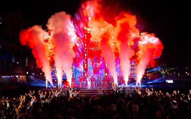 &ldquo;Biển người&rdquo; hội tụ, c&ugrave;ng b&ugrave;ng nổ với Đại nhạc hội The Greatest Show v&agrave; c&aacute;c m&agrave;n tr&igrave;nh diễn s&ocirc;i động từ c&aacute;c sao VPOP hạng A như Diva Hồng Nhung, Yến Trang, MONO,..&nbsp;&nbsp;