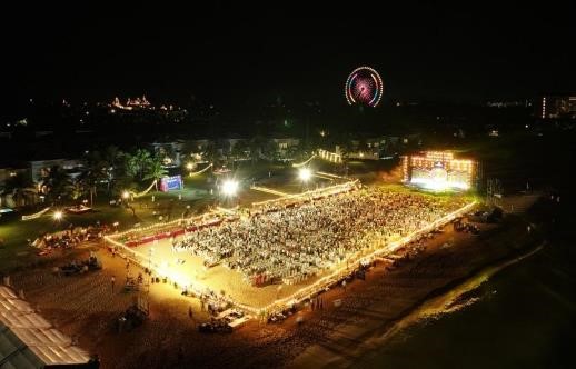 V&agrave;o đ&uacute;ng thời khắc giao thừa, đồng loạt b&ugrave;ng nổ l&agrave; li&ecirc;n ho&agrave;n ph&aacute;o hoa nghệ thuật tại Hồ T&igrave;nh y&ecirc;u, tr&ecirc;n bờ biển B&atilde;i D&agrave;i hay ph&aacute;o hoa tầm trung v&agrave; cao từ Quảng trường Corona tạo n&ecirc;n khung cảnh tr&aacute;ng lệ giữa si&ecirc;u quần thể Ph&uacute; Quốc United Center. Dưới những &ldquo;đ&oacute;a hoa &aacute;nh s&aacute;ng&rdquo; lung linh, h&agrave;ng chục ngh&igrave;n du kh&aacute;ch rạng rỡ n&acirc;ng ly, trao gửi những lời ch&uacute;c mừng năm mới rộn r&agrave;ng, tươi vui.