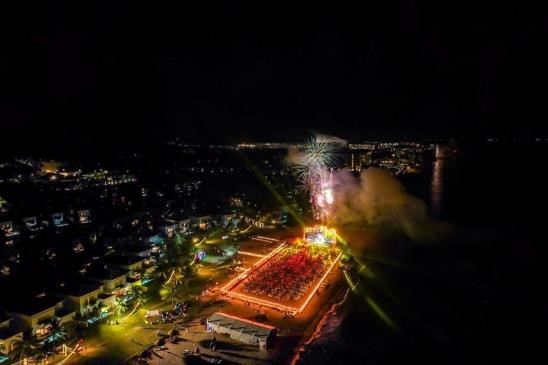 Tại Nha Trang, lễ hội countdown tại quần thể Vinpearl cũng b&ugrave;ng nổ kh&ocirc;ng k&eacute;m. H&agrave;ng ng&agrave;n du kh&aacute;ch ch&agrave;o đ&oacute;n năm mới 2024 giữa &ldquo;vịnh biển thi&ecirc;n đường&rdquo; đ&atilde; h&ograve;a m&igrave;nh v&agrave;o 4 đại tiệc countdown ho&agrave;nh tr&aacute;ng, đậm chất nghệ thuật, đưa nơi đ&acirc;y trở th&agrave;nh t&acirc;m điểm ch&acirc;u &Acirc;u lộng lẫy. Đ&oacute; l&agrave; rạp xiếc kỳ th&uacute; lấy cảm hứng từ The Greatest Showman hay c&aacute;c vũ điệu s&ocirc;i động, m&agrave;n diễn xiếc v&agrave; ảo thuật độc đ&aacute;o của dạ tiệc Vinpearl Le Cirque tại Vinpearl Convention Center Nha Trang. &nbsp;