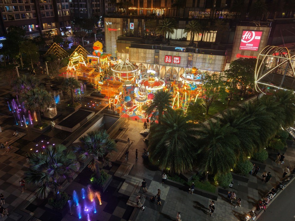 Không khí countdown 2026 rực rỡ ánh sáng, rộn ràng âm thanh và rạo rực cảm xúc tại các trung tâm lễ hội “họ Vin” - Ảnh 7