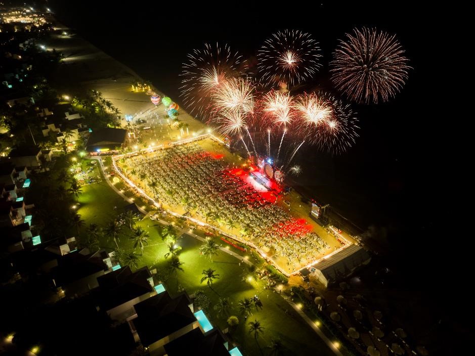 Không khí countdown 2026 rực rỡ ánh sáng, rộn ràng âm thanh và rạo rực cảm xúc tại các trung tâm lễ hội “họ Vin” - Ảnh 9