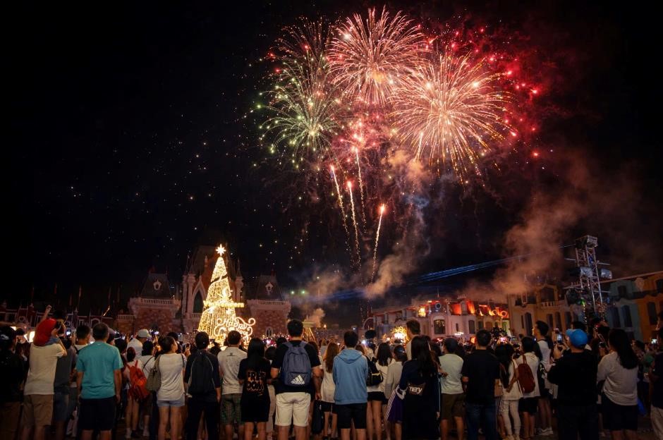 Không khí countdown 2026 rực rỡ ánh sáng, rộn ràng âm thanh và rạo rực cảm xúc tại các trung tâm lễ hội “họ Vin” - Ảnh 14