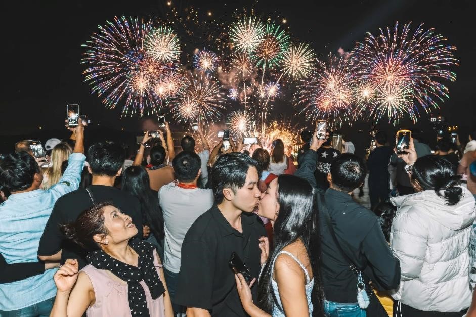 Không khí countdown 2026 rực rỡ ánh sáng, rộn ràng âm thanh và rạo rực cảm xúc tại các trung tâm lễ hội “họ Vin” - Ảnh 15