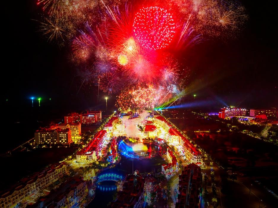 Không khí countdown 2026 rực rỡ ánh sáng, rộn ràng âm thanh và rạo rực cảm xúc tại các trung tâm lễ hội “họ Vin” - Ảnh 16