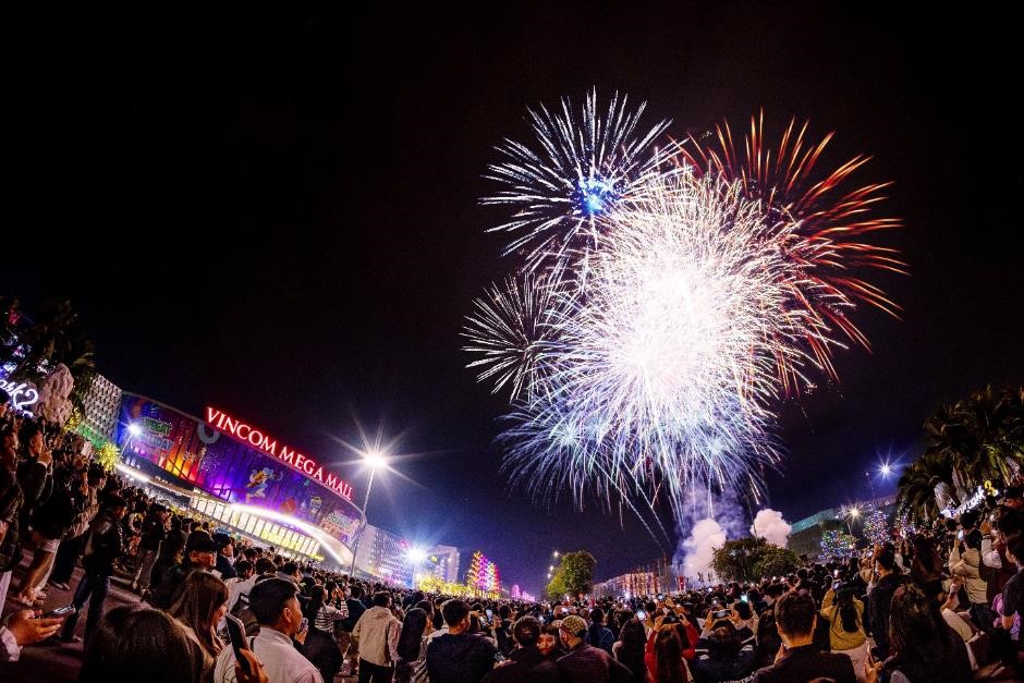 Không khí countdown 2026 rực rỡ ánh sáng, rộn ràng âm thanh và rạo rực cảm xúc tại các trung tâm lễ hội “họ Vin” - Ảnh 5