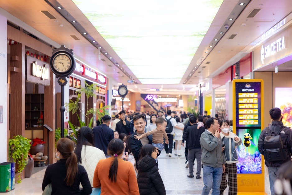 Không khí countdown 2026 rực rỡ ánh sáng, rộn ràng âm thanh và rạo rực cảm xúc tại các trung tâm lễ hội “họ Vin” - Ảnh 6