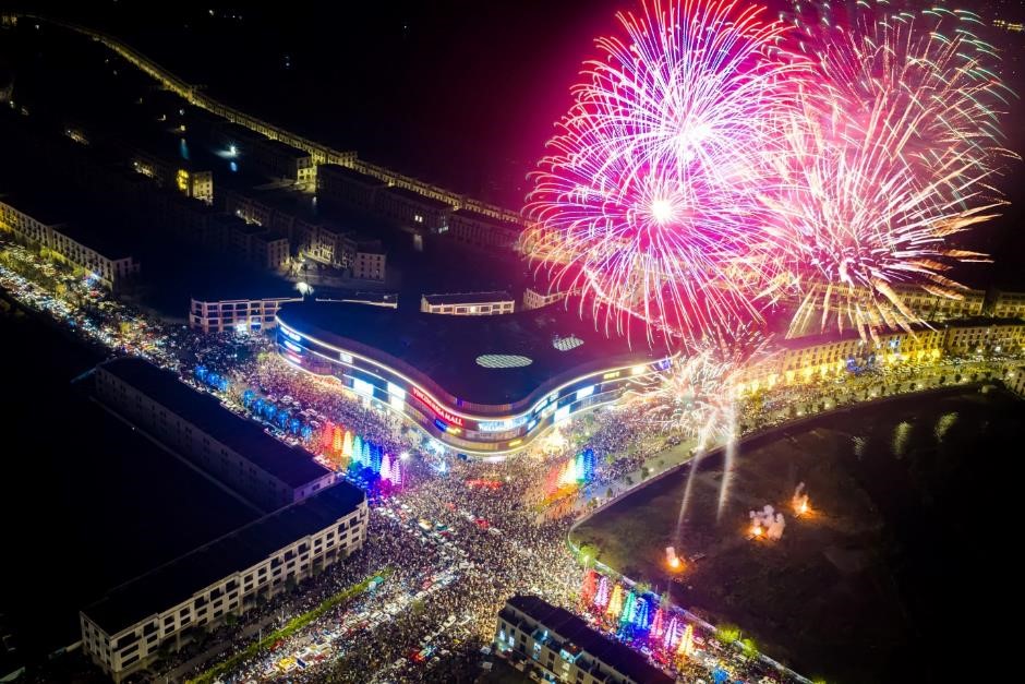 Không khí countdown 2026 rực rỡ ánh sáng, rộn ràng âm thanh và rạo rực cảm xúc tại các trung tâm lễ hội “họ Vin” - Ảnh 4