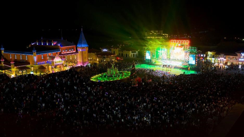 Không khí countdown 2026 rực rỡ ánh sáng, rộn ràng âm thanh và rạo rực cảm xúc tại các trung tâm lễ hội “họ Vin” - Ảnh 1