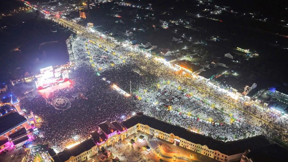 Không khí countdown 2026 rực rỡ ánh sáng, rộn ràng âm thanh và rạo rực cảm xúc tại các trung tâm lễ hội “họ Vin” - Ảnh 2