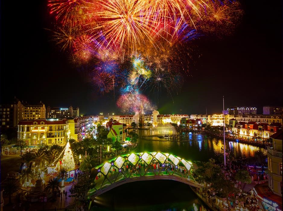 Không khí countdown 2026 rực rỡ ánh sáng, rộn ràng âm thanh và rạo rực cảm xúc tại các trung tâm lễ hội “họ Vin” - Ảnh 11