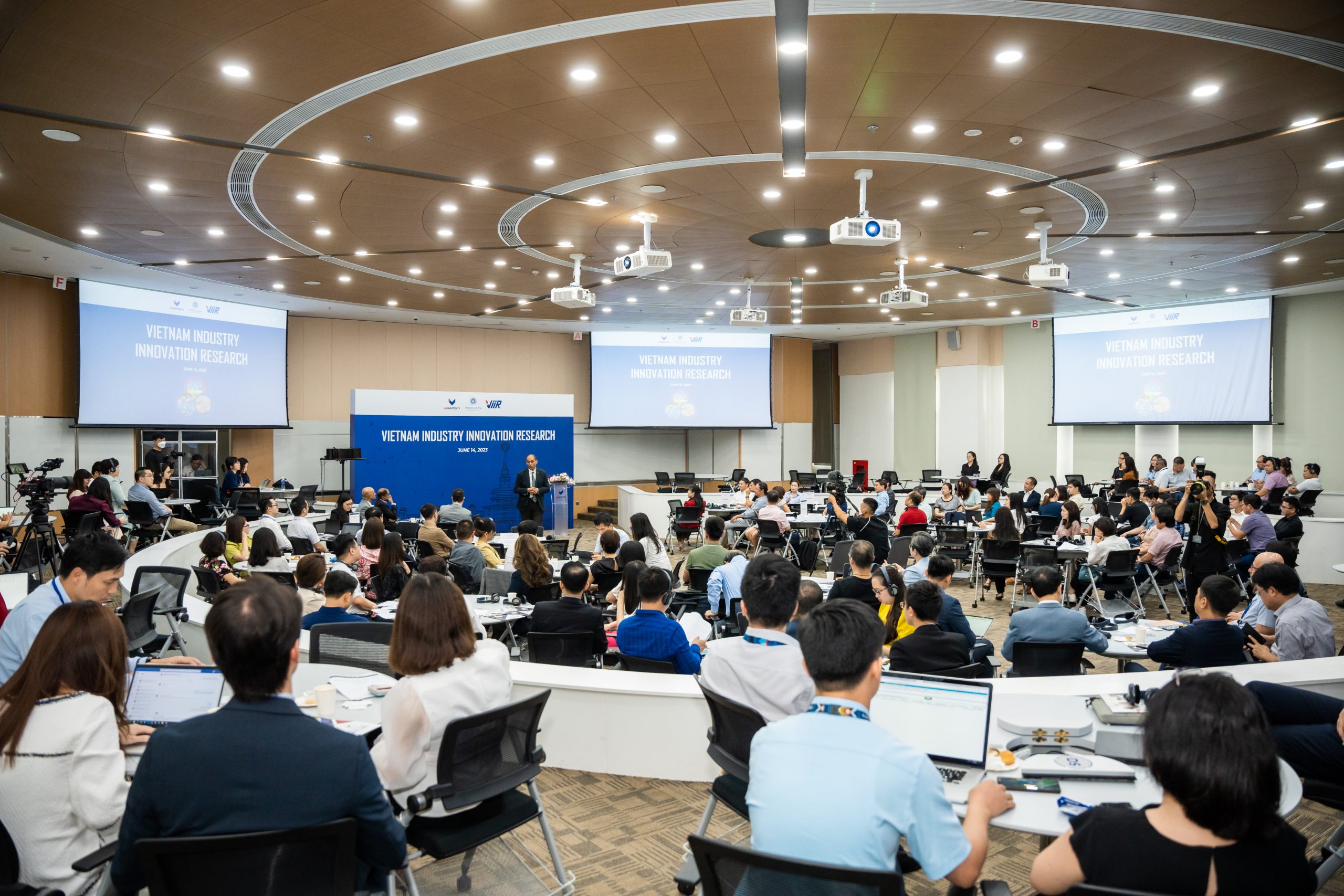 &nbsp;Th&aacute;ng 6/2023, nh&oacute;m nghi&ecirc;n cứu VinUni dưới sự dẫn dắt của GS Soumitra Dutta đ&atilde; c&ocirc;ng bố những kết quả khảo s&aacute;t ban đầu về ĐMST ng&agrave;nh một số lĩnh vực