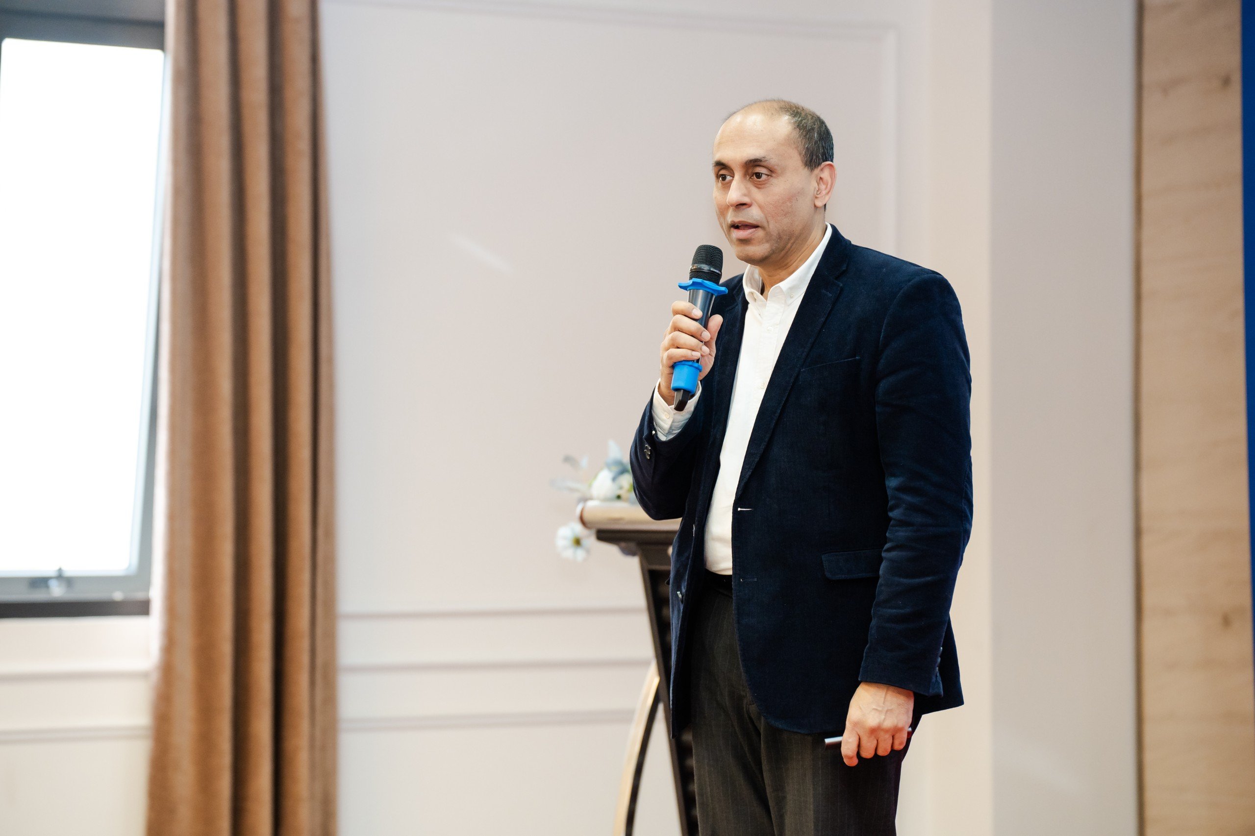 GS Soumitra Dutta đang c&ugrave;ng c&aacute;c nh&agrave; khoa học ở trường ĐH VinUni x&acirc;y dựng chỉ số đổi mới s&aacute;ng tạo ng&agrave;nh ở Việt Nam