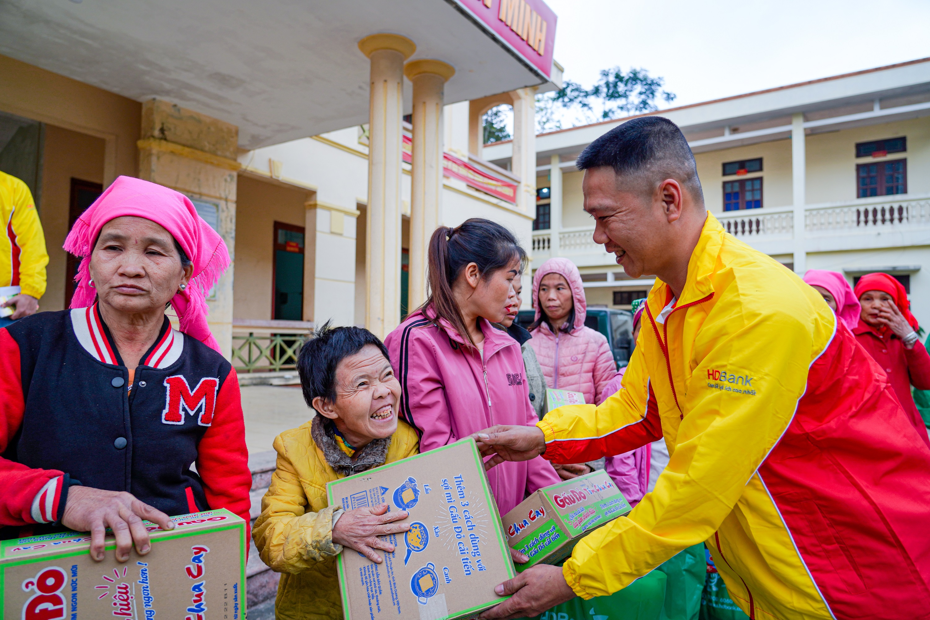 HDBank trao qu&agrave; Tết cho b&agrave; con đồng b&agrave;o huyện Đ&agrave; Bắc &nbsp;