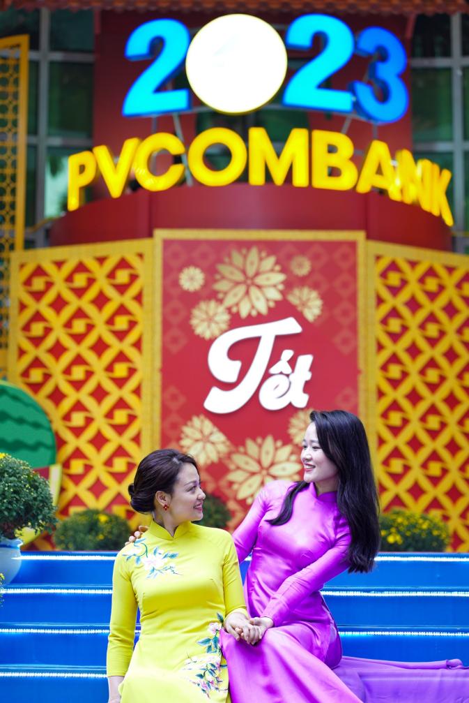 Sảnh PVcomBank ở g&oacute;c phố Ng&ocirc; Quyền &ndash; Hai B&agrave; Trưng (H&agrave; Nội) đang dần trở th&agrave;nh địa điểm check-in quen thuộc của người d&acirc;n v&agrave; du kh&aacute;ch