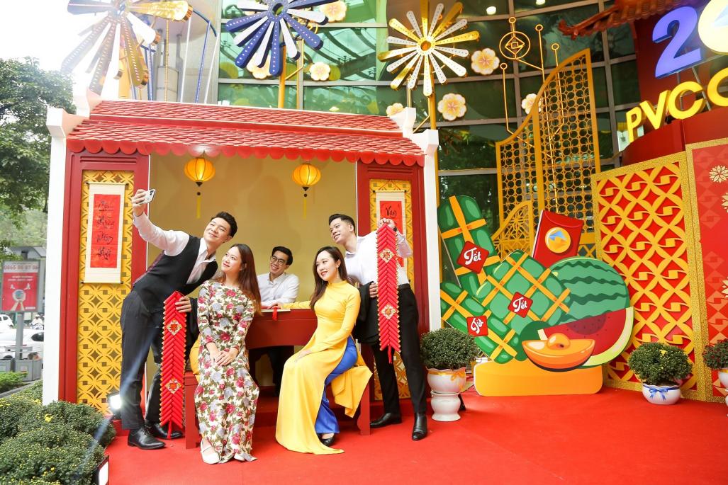 PVcomBank t&aacute;i hiện sinh động những n&eacute;t văn h&oacute;a truyền thống như c&acirc;u đối đỏ, b&aacute;nh chưng xanh, phố cổ, xin chữ &ocirc;ng đồ&hellip;