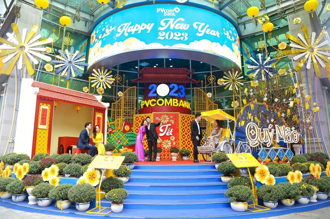 Kh&ocirc;ng gian check-in đậm sắc xu&acirc;n tại sảnh PVcomBank