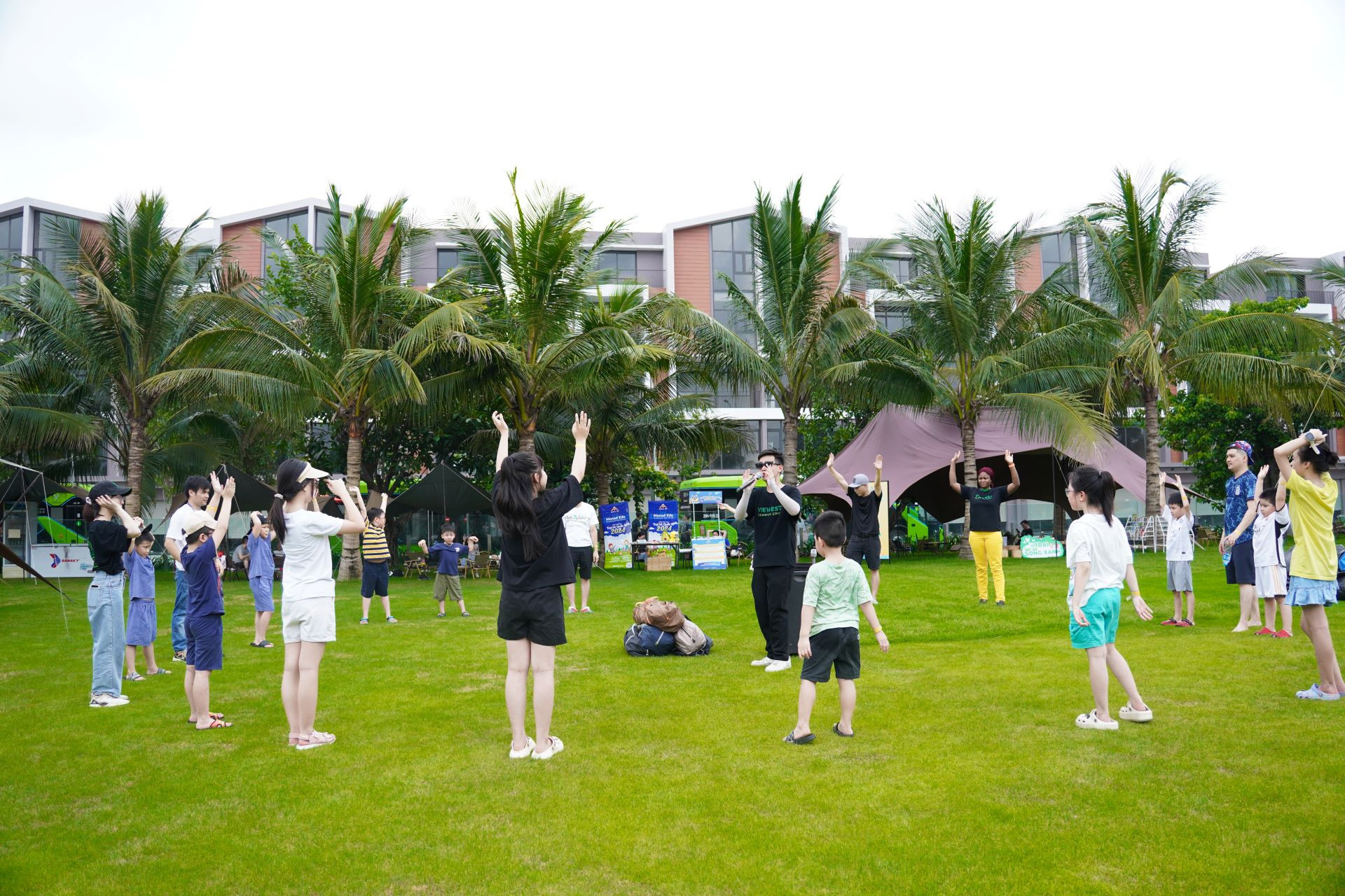 Hệ tiện &iacute;ch s&aacute;t hi&ecirc;n nh&agrave; tạo điều kiện cho trẻ ph&aacute;t triển to&agrave;n diện về cả thể chất v&agrave; tinh thần (link)