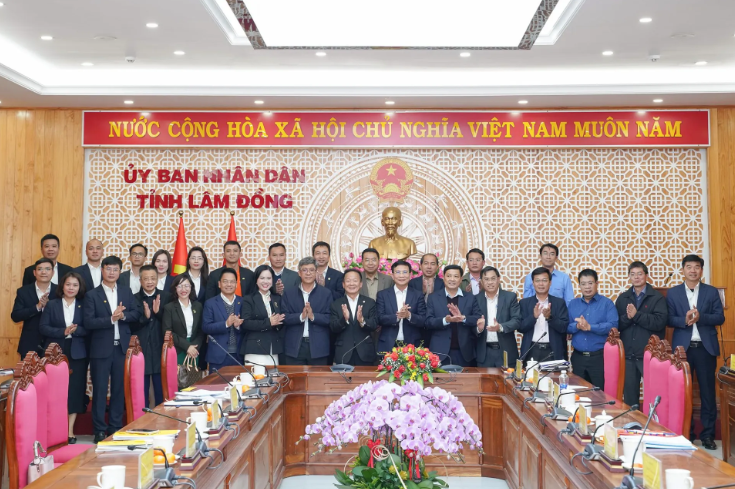 C&aacute;c đại biểu chụp ảnh lưu niệm tại sự kiện. (Ảnh: Cổng th&ocirc;ng tin điện tử tỉnh L&acirc;m Đồng)